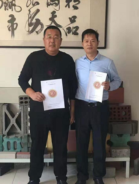 感謝威海丁總訂購ZY400型全自動(dòng)靜壓制磚機
