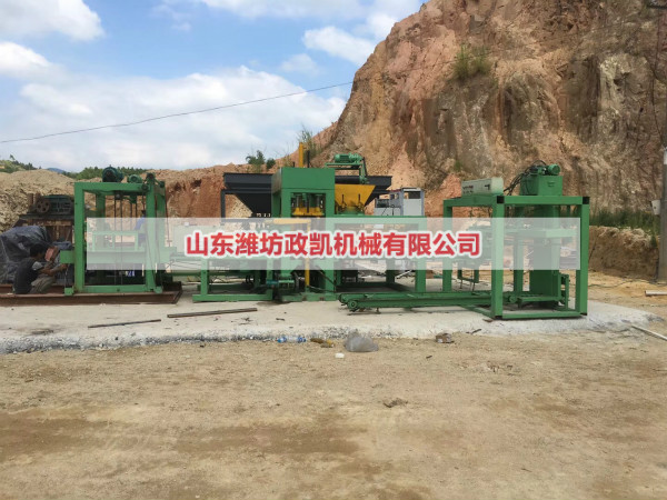 寧夏全自動(dòng)水泥磚機安裝調試完成投入正常生產(chǎn)